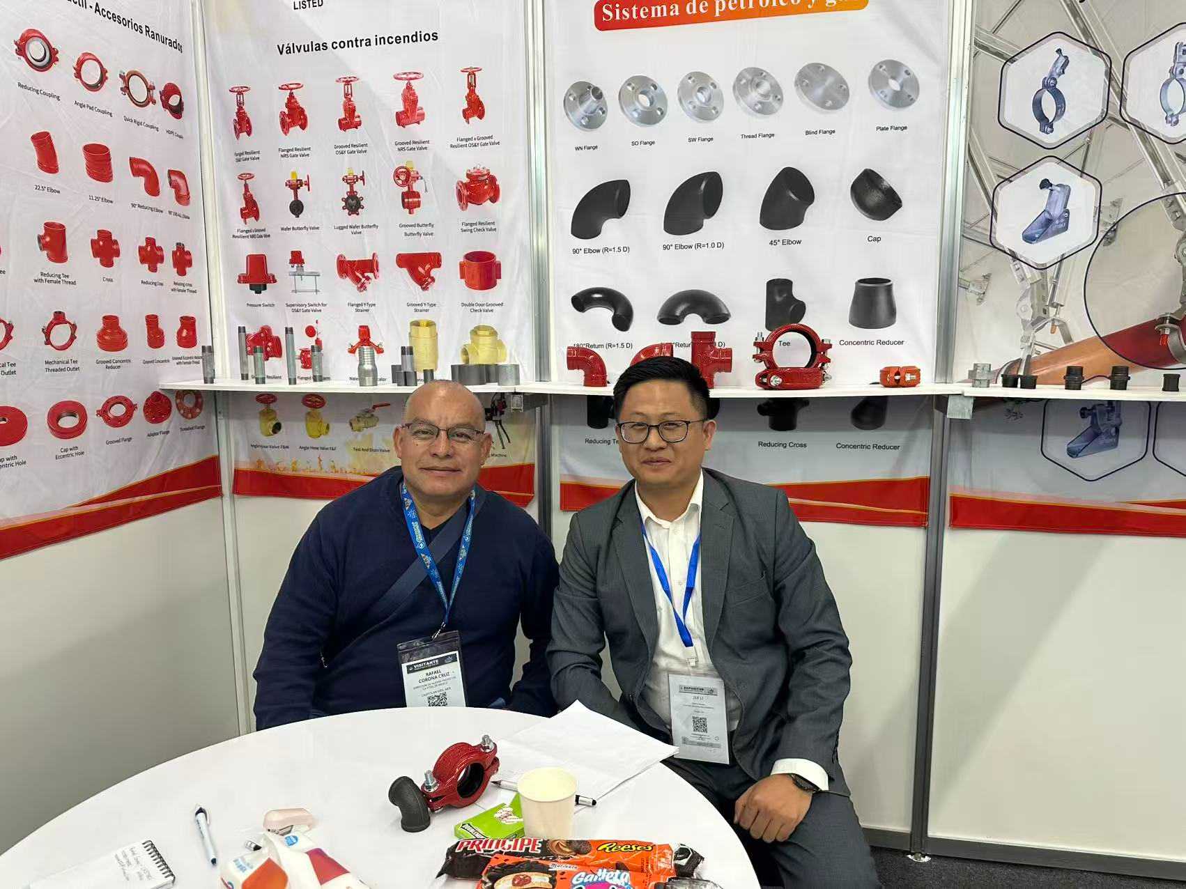 From Online Conversations to On-Site Orders: Our Guadalajara Exhibition Highlights插图 fluid-tech-manager-business-negotiation-with-buyer-expo-ferretera