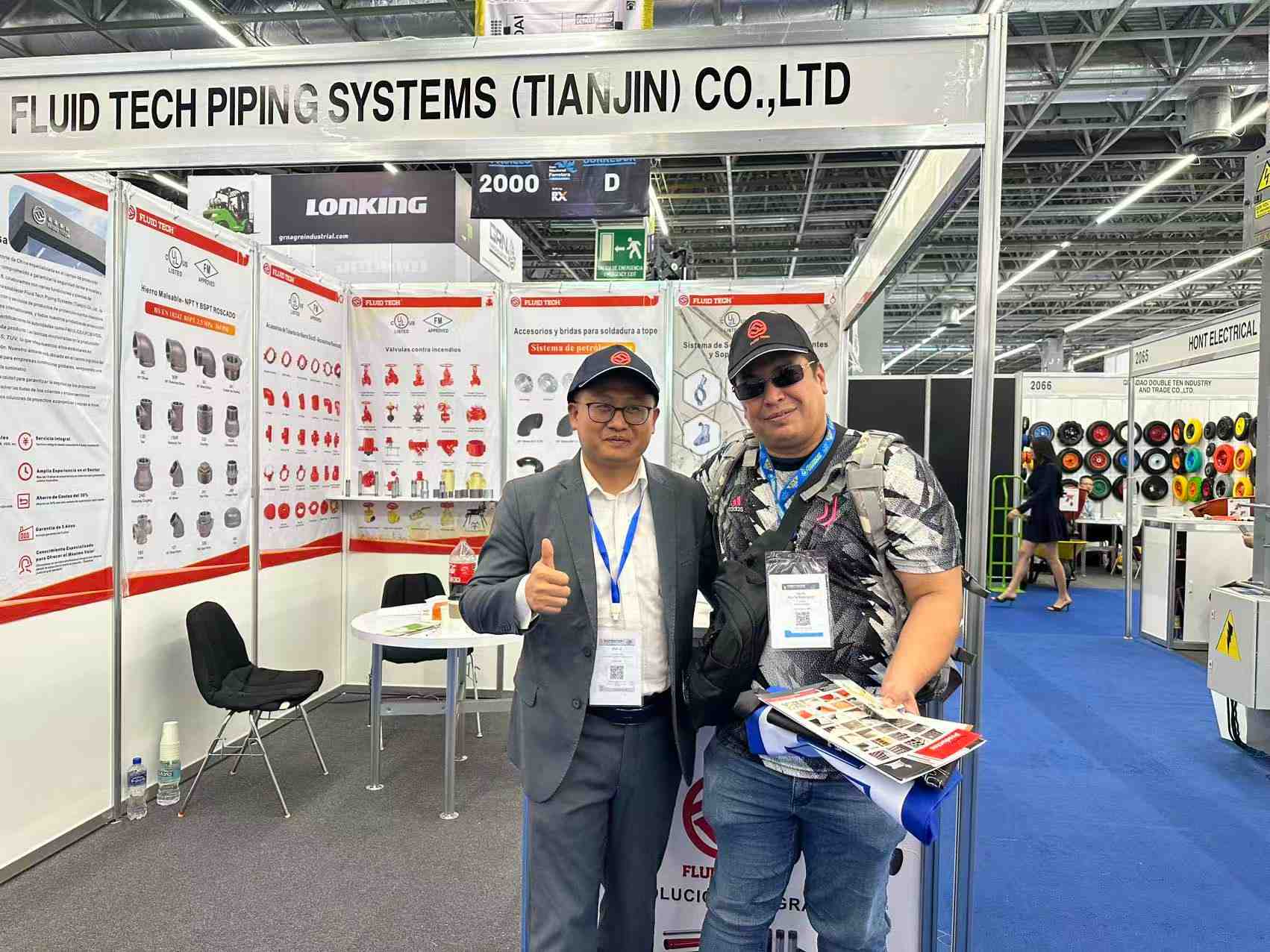 From Online Conversations to On-Site Orders: Our Guadalajara Exhibition Highlights插图3 fluid-tech-piping-systems-manager-with-client-at-expo-nacional-ferretera